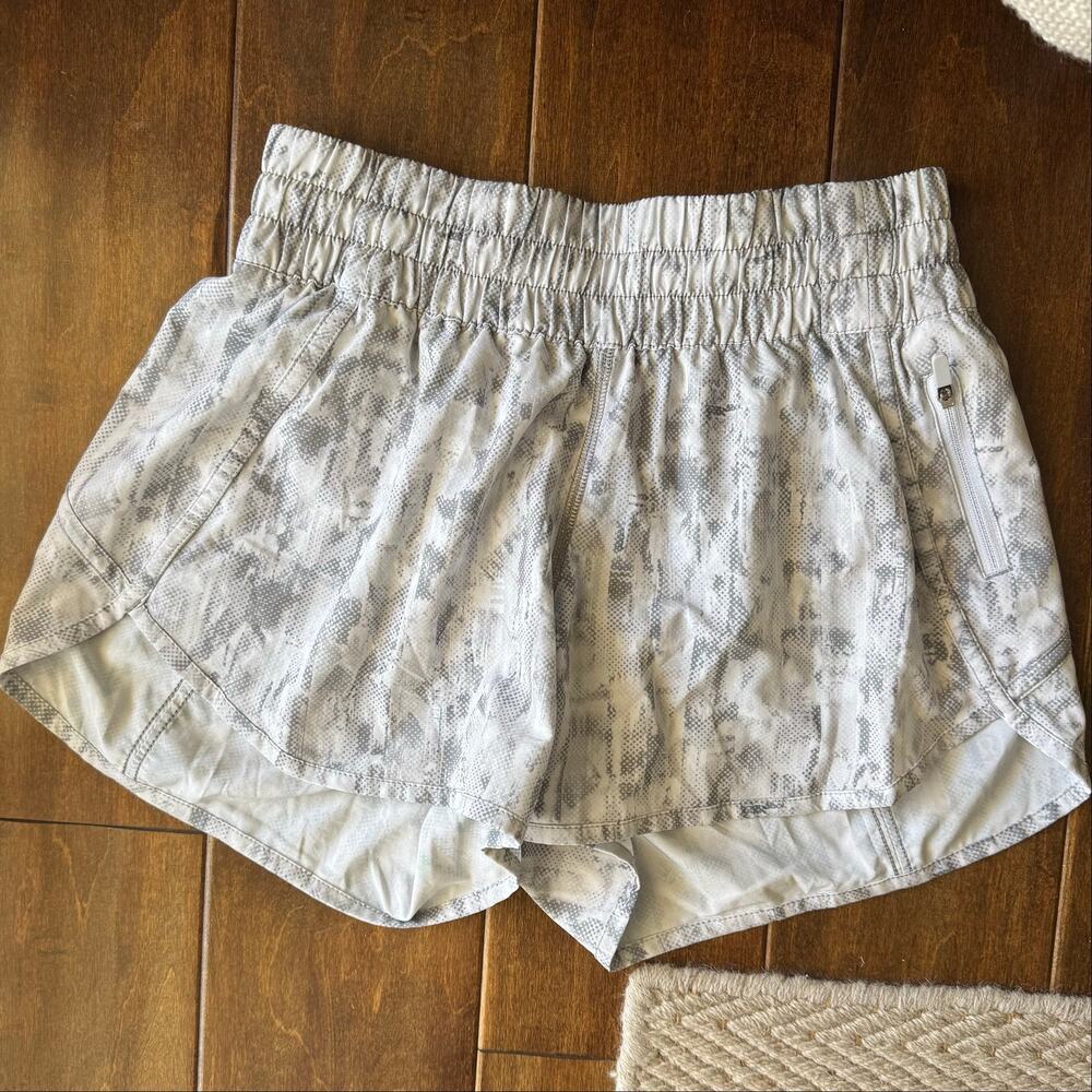 Lululemon Women's Tracker V Short 4" Breeze Alpine Multi White Size 6